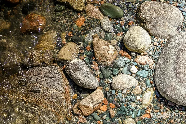 高清摄影 灰褐色的石头在水上