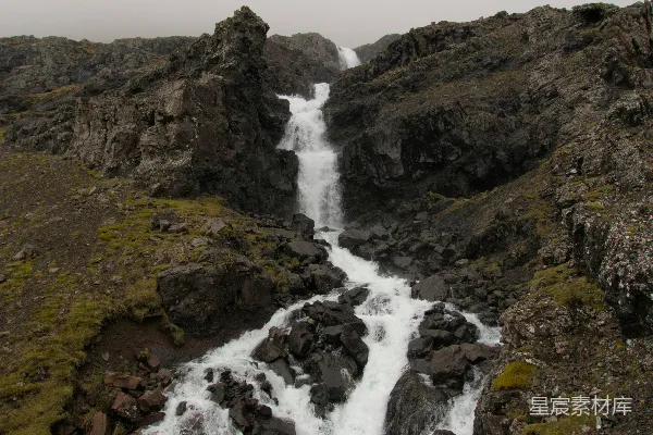 高清摄影 一条水通过岩石地带的溪流