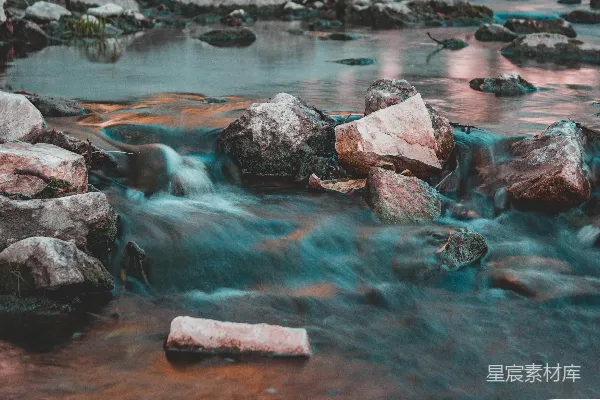 高清摄影 拍摄流动的水溪的人
