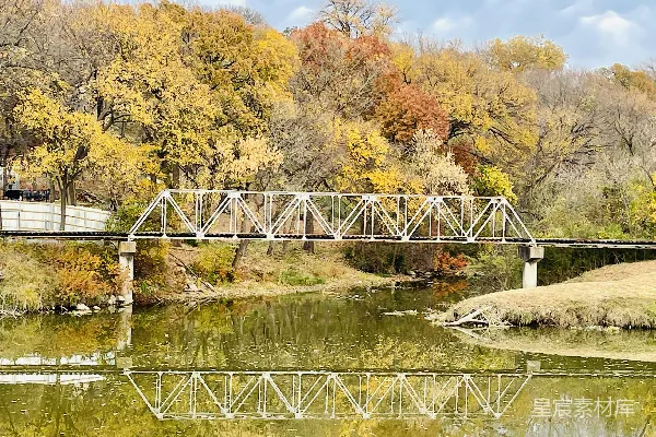 高清摄影 桥跨越一片被树木环绕的水域