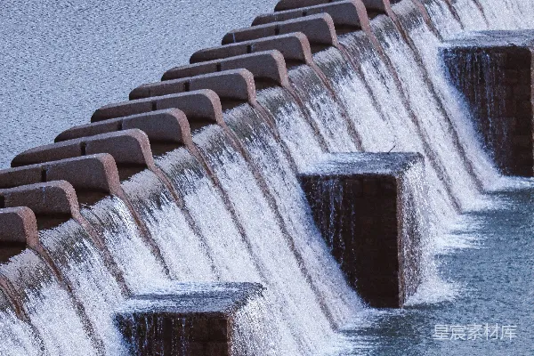 高清摄影 一排从大坝涌出的水流