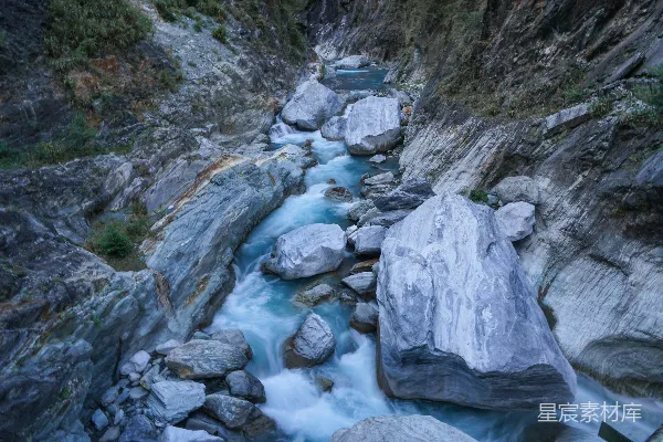 高清摄影 一条河流在峡谷中夹杂着两块大岩石流淌而过
