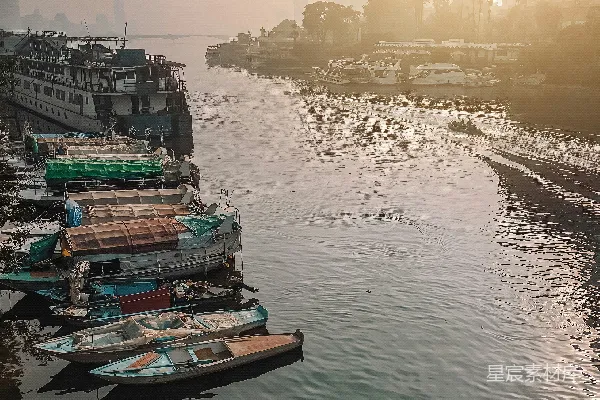 高清摄影 一群小船漂浮在一条河上