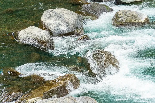 高清摄影 河中的水流在岩石上汹涌而过