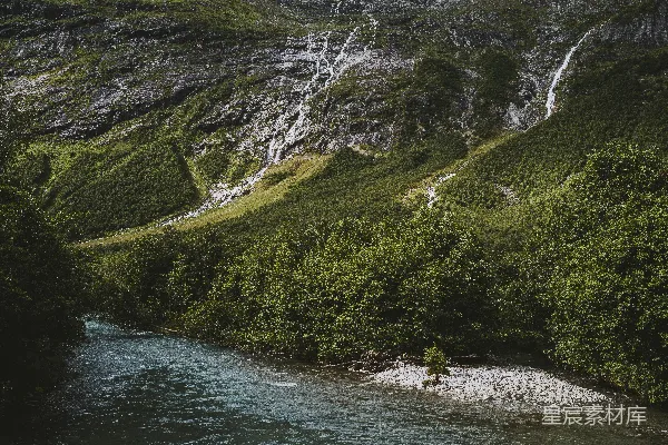 高清摄影 一条河流穿过一片葱郁的山谷