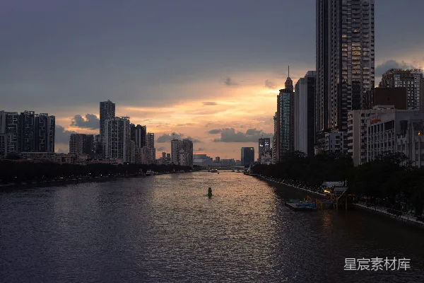高清摄影 背景中有建筑的水域