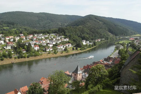 高清摄影 Houses and rivers nestled between verdant hills.