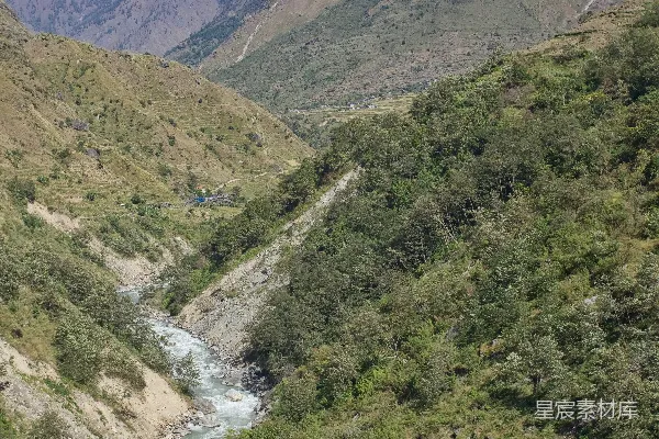 高清摄影 白天绿山与褐山