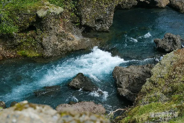 高清摄影 湍急的河水穿过嶙峋的山岩。