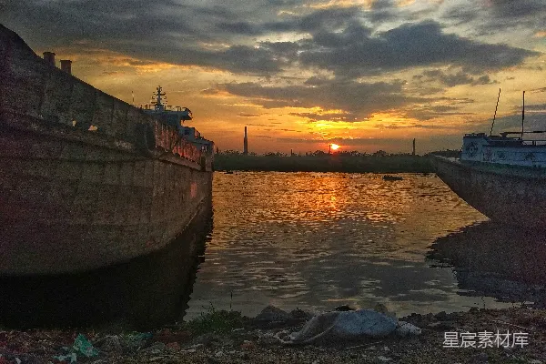 高清摄影 海滩的风景照片，背景中有停泊的船只