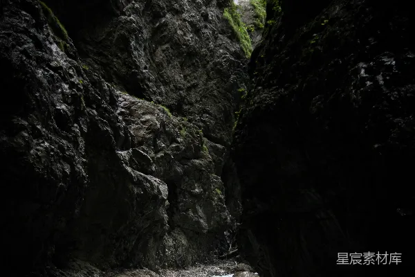 高清摄影 一条河流穿过狭窄的岩石峡谷