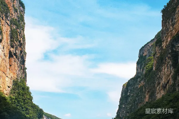 高清摄影 Rocky山下蓝天白云间绿树葱葱的景象在白天