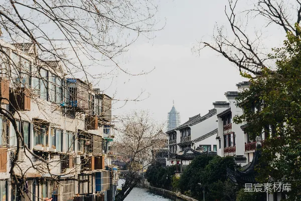 高清摄影 一条河流流经一座城市旁边有许多高楼大厦