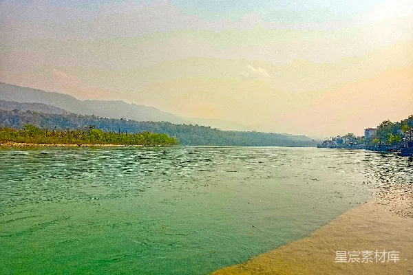 高清摄影 含有绿色水体的水域
