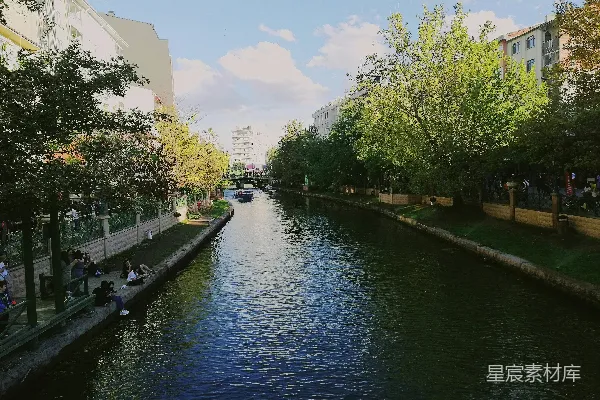 高清摄影 一条河流穿过一座城市旁边有许多高楼大厦