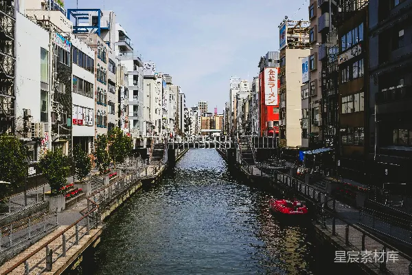 高清摄影 白天河贯穿混凝土建筑之间