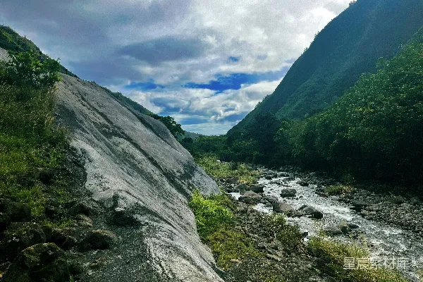 高清摄影 一条河流穿过一片绿意盎然的山谷