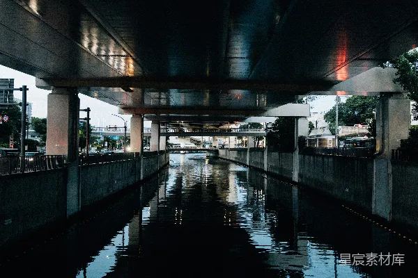 高清摄影 桥下的运河在黄昏时分倒映着景色