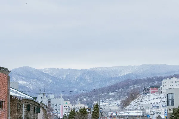 高清摄影 一个被建筑和山脉环绕的水域