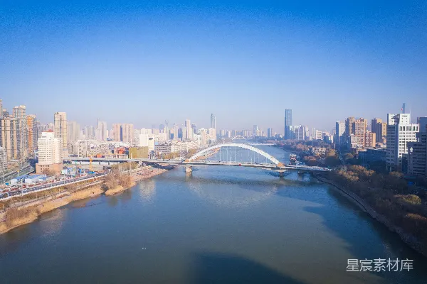 高清摄影 一条河流穿过一座城市旁边有许多高楼大厦