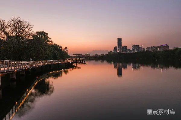 高清摄影 背景中有城市的跨水大桥