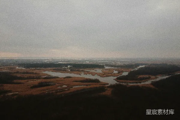 高清摄影 白天棕色地块的空中俯瞰图在阴天背景下