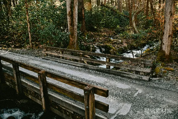 高清摄影 棕色木桥跨过河