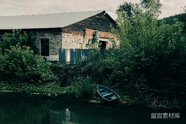 高清摄影 一艘船停在建筑物附近的一汪水边。