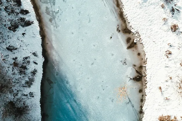 高清摄影 雪原旁河流的 aerial 拍摄