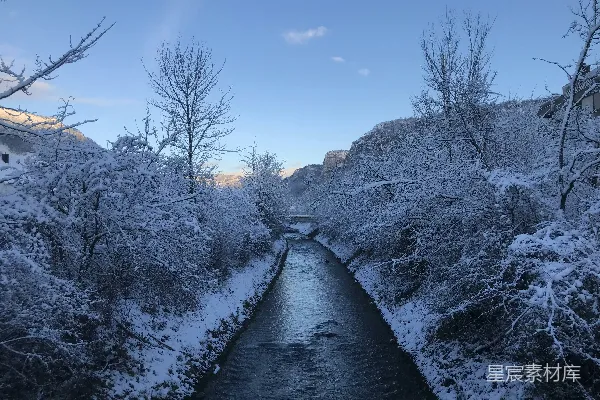 高清摄影 河边覆雪的河流