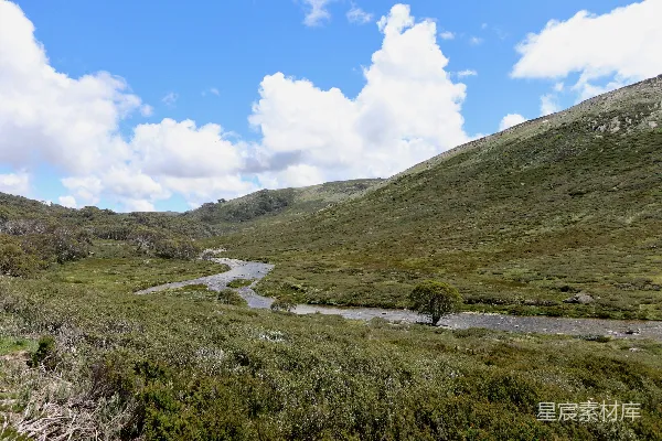 高清摄影 山间蜿蜒小路的美景