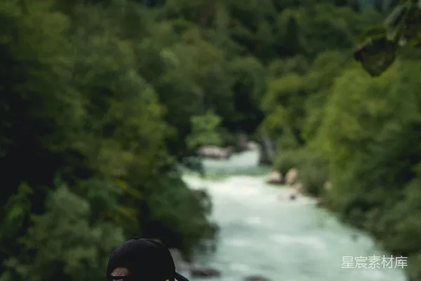 高清摄影 黑戴墨镜和戴着黑色帽子的男人在白天站在河边