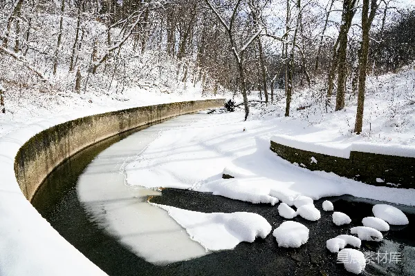 高清摄影 白天积雪覆盖的道路