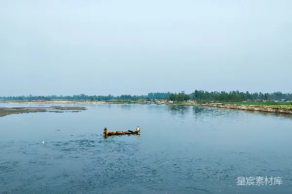 高清摄影 河上一艘船上有两个人。