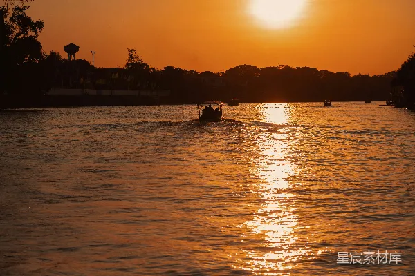 高清摄影 夕阳下的水上船只