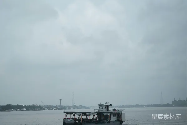 高清摄影 漂浮在一大片水体上的小船