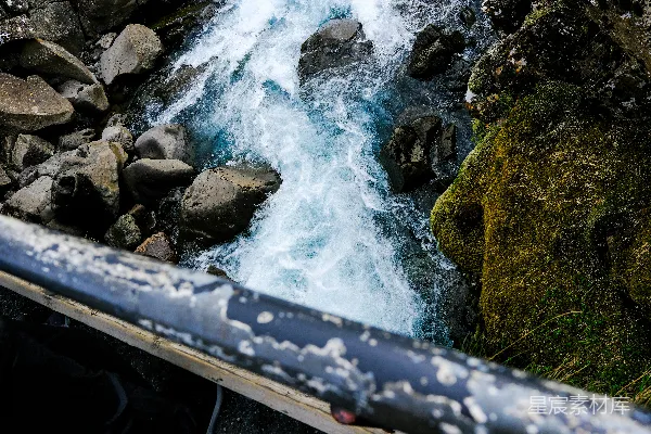 高清摄影 湍急的水流在岩石间奔涌。