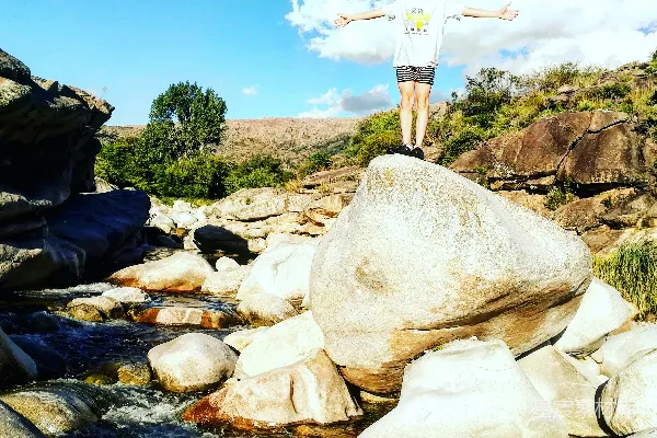 高清摄影 白天站在岩石上的男人