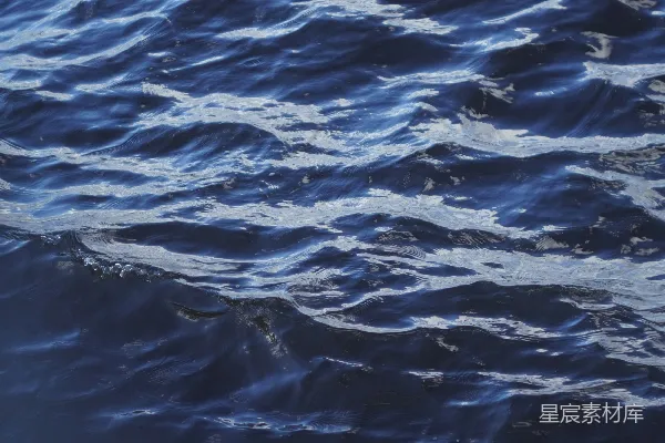 高清摄影 海面上一名男子骑在冲浪板上