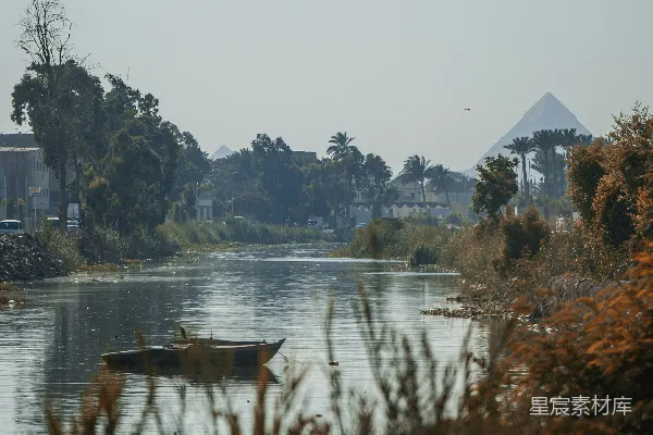 高清摄影 白天人们在河上乘船游玩