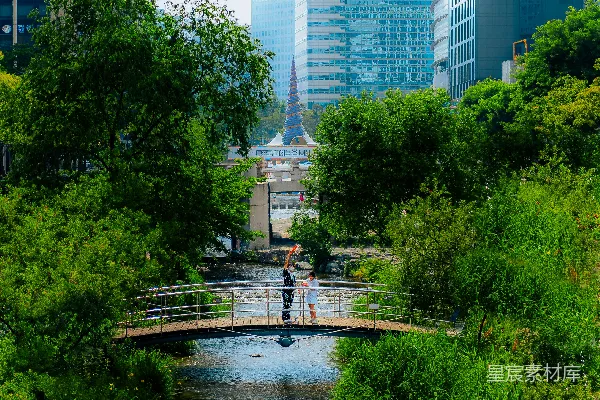 高清摄影 几个人在河边的一座桥上站立着