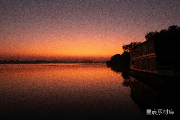 高清摄影 背景中有一道夕阳的水面