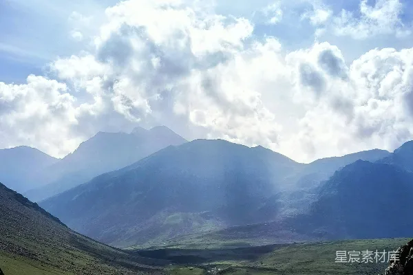 高清摄影 背景中有山的山谷景色