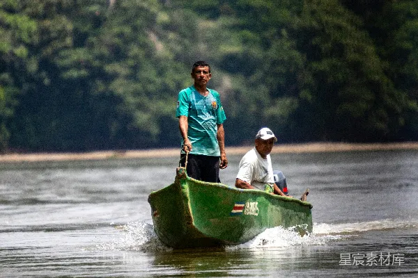 高清摄影 湖上两人在一条绿色的小船上