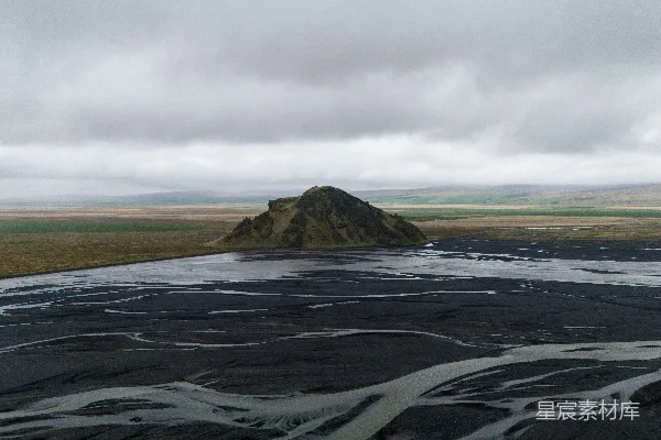 高清摄影 一片被陆地环绕的大片水域