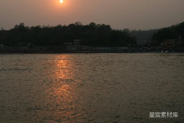 高清摄影 夕阳落下在一片水域之上