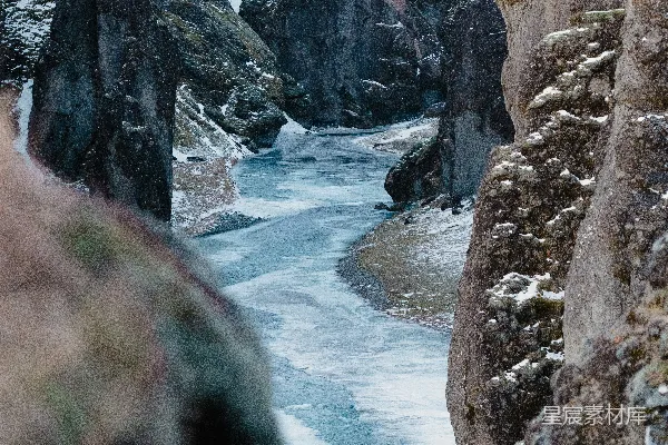 高清摄影 一条河在大岩石之间流淌