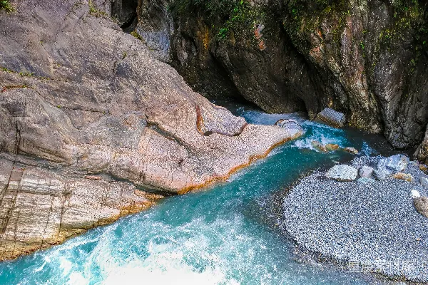 高清摄影 白天落基山脉之间的水域