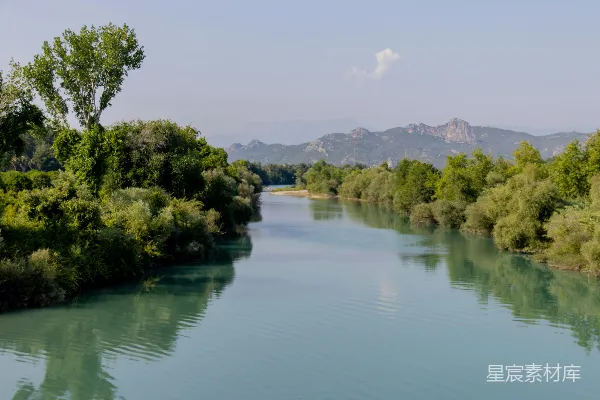高清摄影 一条宁静的河流穿过一片葱郁的风景。