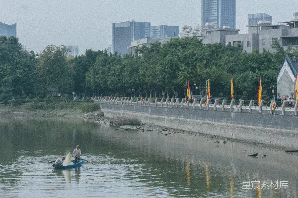 高清摄影 白天人们在蓝 kayaks 上在河上骑行